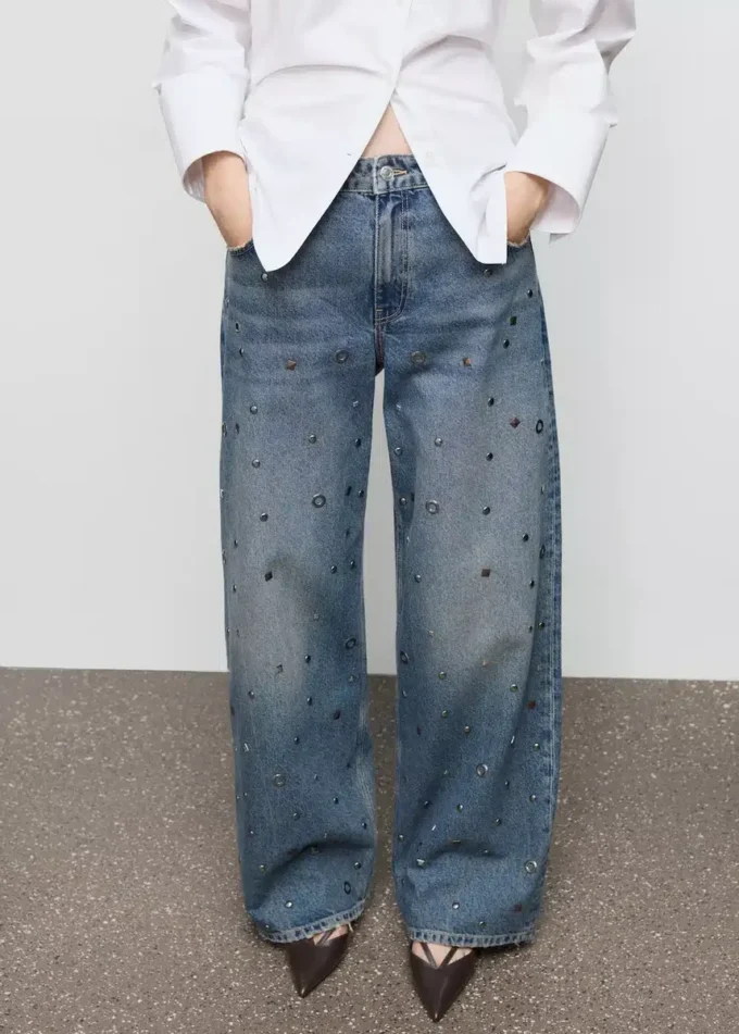 Gerade geschnittene Jeans mit Ösen Gerade geschnittene Jeans mit Ösen