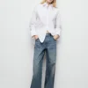Gerade geschnittene Jeans mit Ösen Gerade geschnittene Jeans mit Ösen