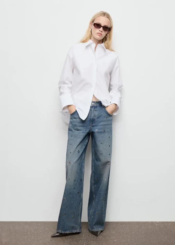 Gerade geschnittene Jeans mit Ösen Gerade geschnittene Jeans mit Ösen