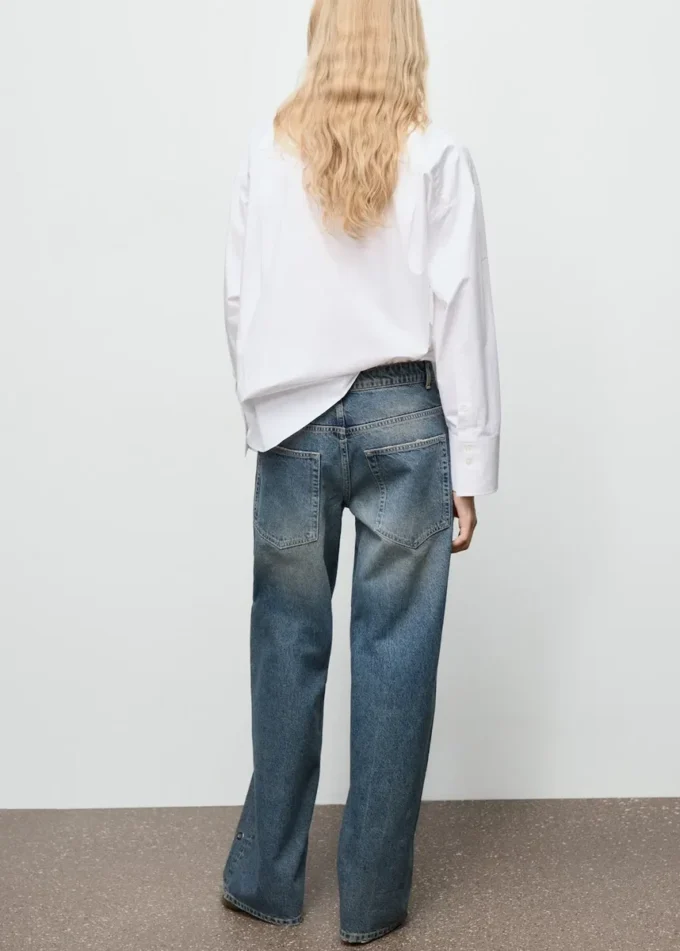 Gerade geschnittene Jeans mit Ösen Gerade geschnittene Jeans mit Ösen
