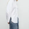 Gerade geschnittene Jeans mit Ösen Gerade geschnittene Jeans mit Ösen