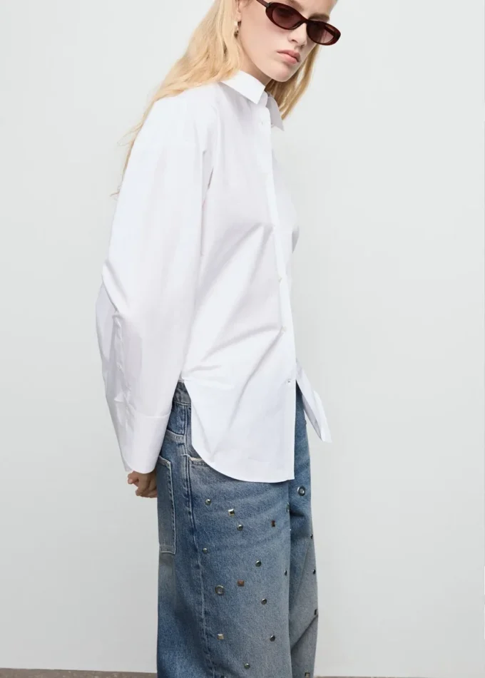 Gerade geschnittene Jeans mit Ösen Gerade geschnittene Jeans mit Ösen