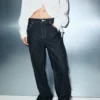 Gerade geschnittene Jeans mit Strassverzierung