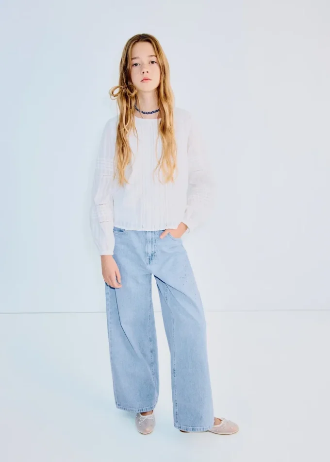 Gerade geschnittene Jeans mit Strassverzierung Gerade geschnittene Jeans mit Strassverzierung