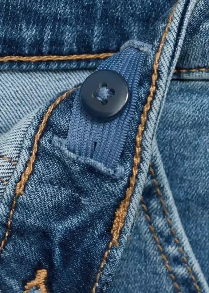 Gerade geschnittene Jeans mit Taschen Gerade geschnittene Jeans mit Taschen