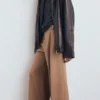 Gerade geschnittene Plisseehose mit Hosenschlitz vorne Gerade geschnittene Plisseehose mit Hosenschlitz vorne