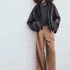 Gerade geschnittene Plisseehose mit Hosenschlitz vorne Gerade geschnittene Plisseehose mit Hosenschlitz vorne