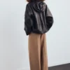 Gerade geschnittene Plisseehose mit Hosenschlitz vorne Gerade geschnittene Plisseehose mit Hosenschlitz vorne