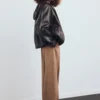 Gerade geschnittene Plisseehose mit Hosenschlitz vorne Gerade geschnittene Plisseehose mit Hosenschlitz vorne