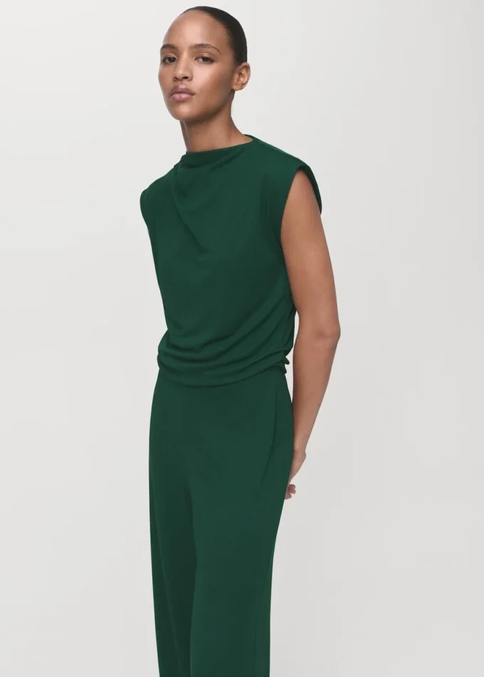 Gerade geschnittener Jumpsuit mit drapiertem Ausschnitt