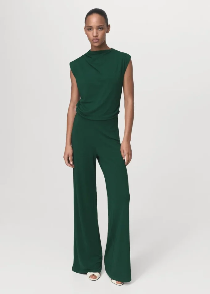 Gerade geschnittener Jumpsuit mit drapiertem Ausschnitt
