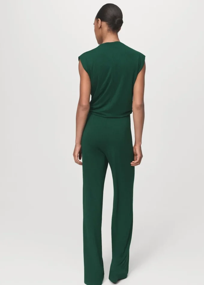 Gerade geschnittener Jumpsuit mit drapiertem Ausschnitt