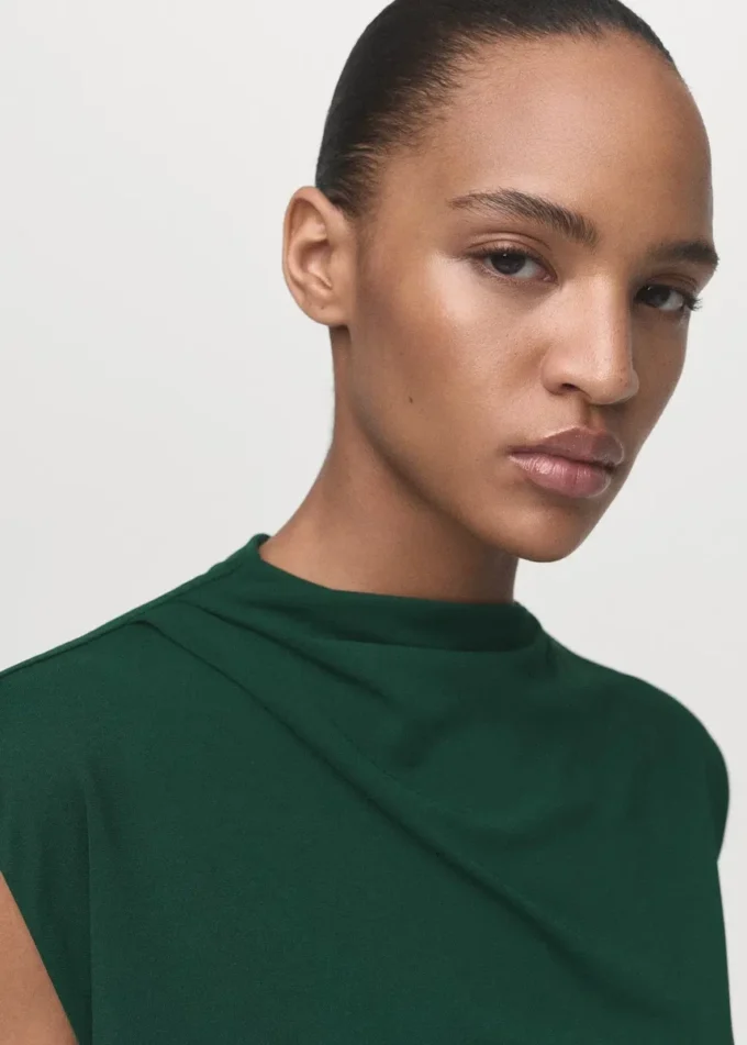 Gerade geschnittener Jumpsuit mit drapiertem Ausschnitt