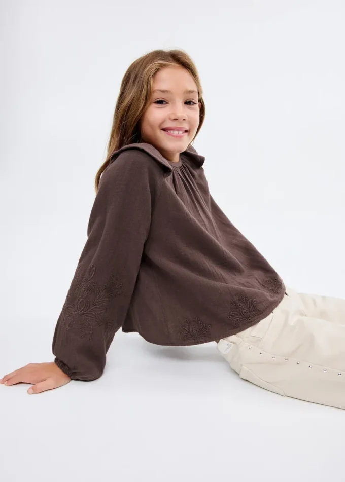 Geraffte, bestickte Bluse Geraffte, bestickte Bluse