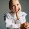 Geraffte, bestickte Bluse Geraffte, bestickte Bluse