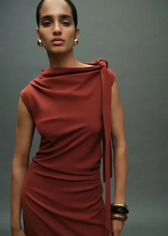 Gerafftes Kleid mit Knotendetail