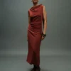 Gerafftes Kleid mit Knotendetail Gerafftes Kleid mit Knotendetail