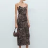Gerafftes Midikleid mit Leopardenmuster Gerafftes Midikleid mit Leopardenmuster
