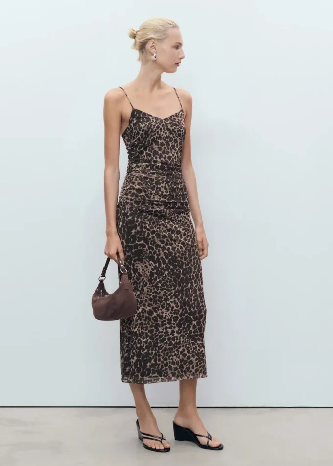 Gerafftes Midikleid mit Leopardenmuster Gerafftes Midikleid mit Leopardenmuster