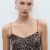 Gerafftes Midikleid mit Leopardenmuster Gerafftes Midikleid mit Leopardenmuster