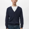 Gerippte Strickjacke mit Knöpfen Gerippte Strickjacke mit Knöpfen