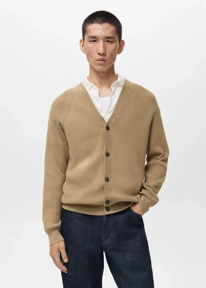 Gerippte Strickjacke mit Knöpfen Gerippte Strickjacke mit Knöpfen