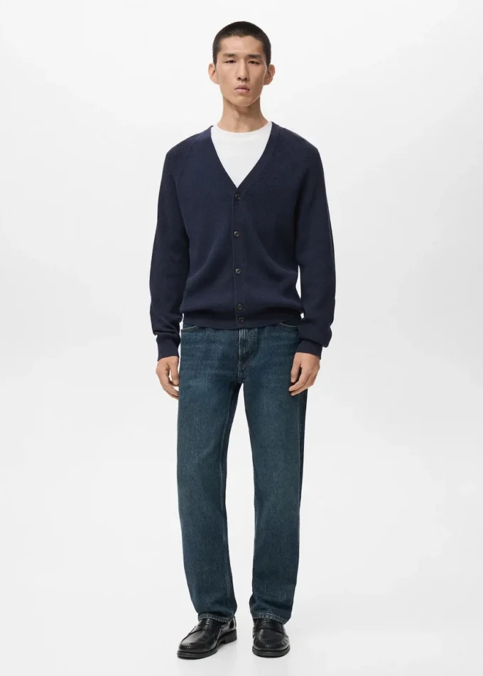 Gerippte Strickjacke mit Knöpfen Gerippte Strickjacke mit Knöpfen