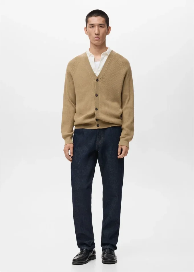 Gerippte Strickjacke mit Knöpfen Gerippte Strickjacke mit Knöpfen