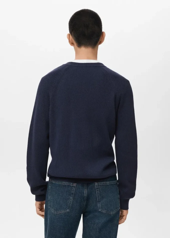 Gerippte Strickjacke mit Knöpfen Gerippte Strickjacke mit Knöpfen
