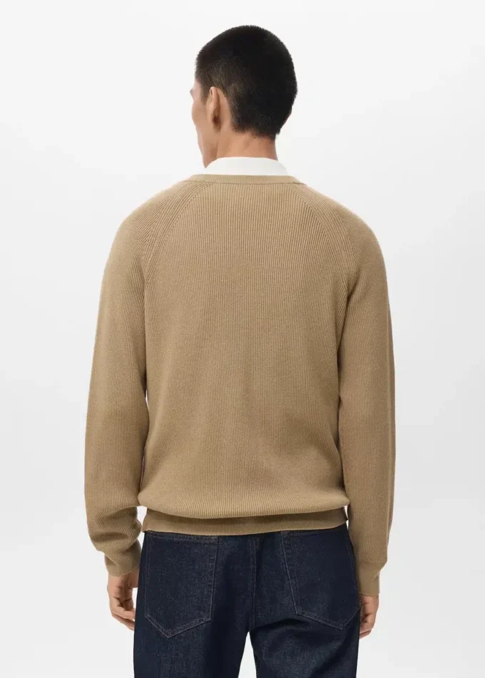 Gerippte Strickjacke mit Knöpfen Gerippte Strickjacke mit Knöpfen