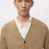 Gerippte Strickjacke mit Knöpfen Gerippte Strickjacke mit Knöpfen