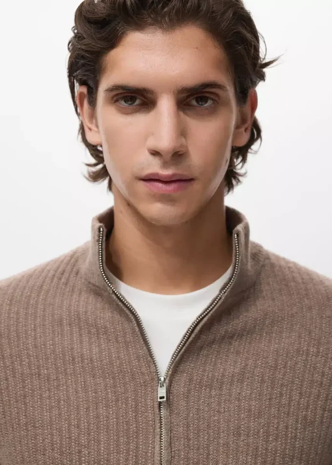 Gerippte Strickjacke mit Reißverschluss
