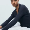 Gerippte Strickjacke mit Reverskragen Gerippte Strickjacke mit Reverskragen