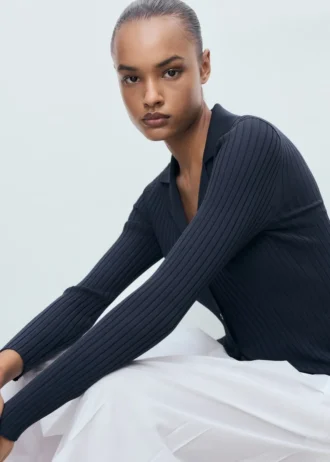 Gerippte Strickjacke mit Reverskragen