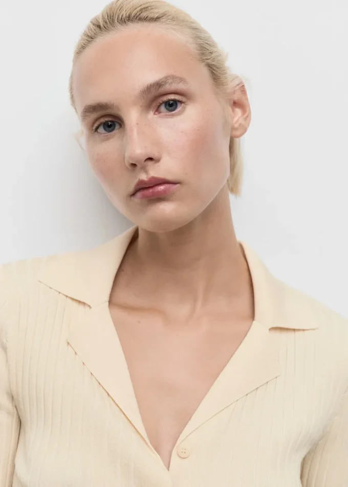 Gerippte Strickjacke mit Reverskragen Gerippte Strickjacke mit Reverskragen
