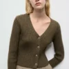 Gerippte Strickjacke mit V-Ausschnitt Gerippte Strickjacke mit V-Ausschnitt