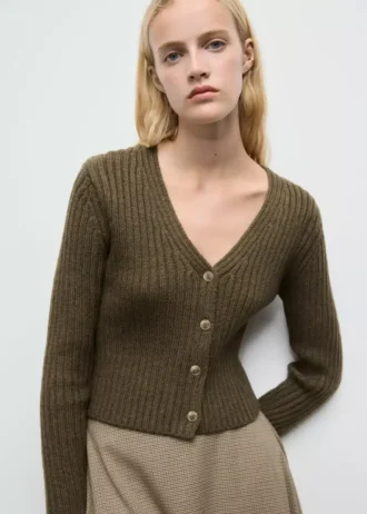 Gerippte Strickjacke mit V-Ausschnitt
