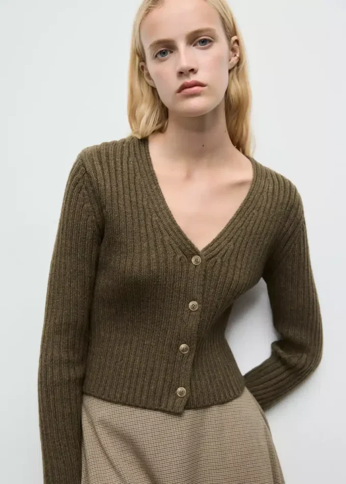 Gerippte Strickjacke mit V-Ausschnitt Gerippte Strickjacke mit V-Ausschnitt
