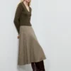 Gerippte Strickjacke mit V-Ausschnitt Gerippte Strickjacke mit V-Ausschnitt