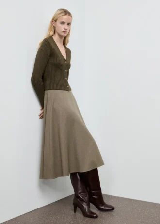 Gerippte Strickjacke mit V-Ausschnitt