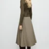 Gerippte Strickjacke mit V-Ausschnitt Gerippte Strickjacke mit V-Ausschnitt
