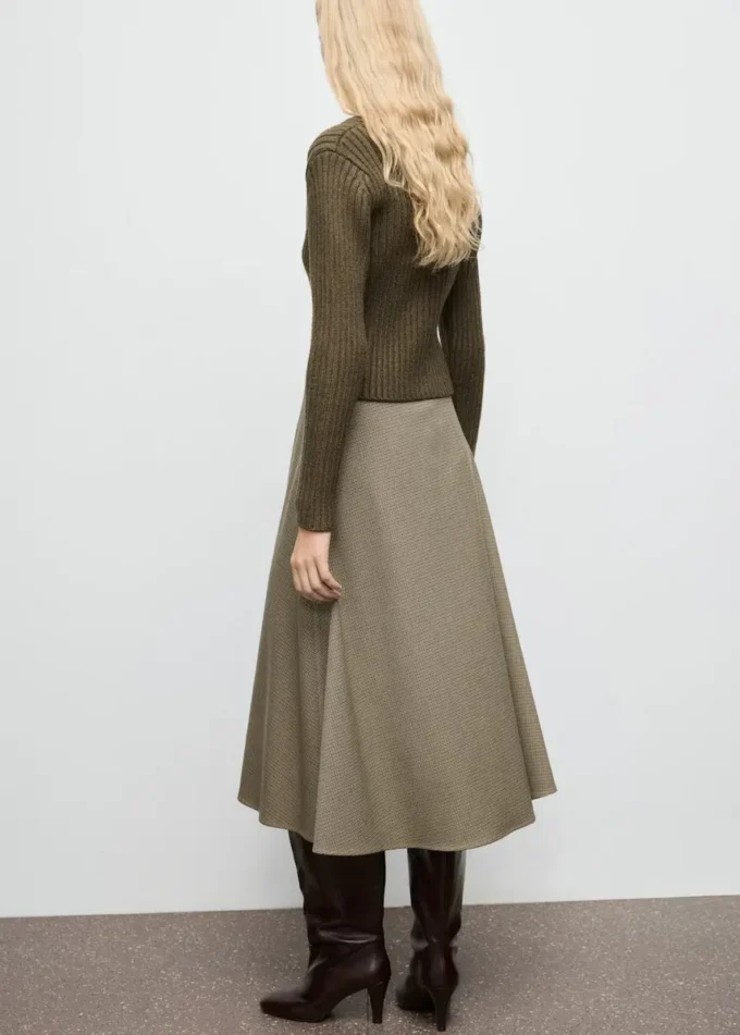 Gerippte Strickjacke mit V-Ausschnitt Gerippte Strickjacke mit V-Ausschnitt