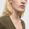 Gerippte Strickjacke mit V-Ausschnitt Gerippte Strickjacke mit V-Ausschnitt