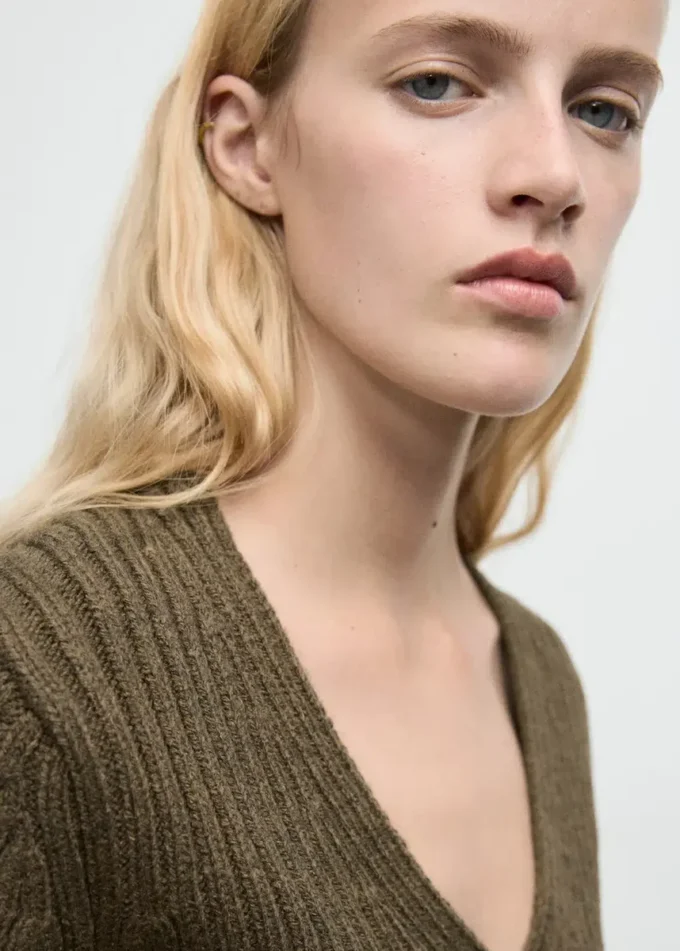 Gerippte Strickjacke mit V-Ausschnitt Gerippte Strickjacke mit V-Ausschnitt