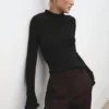 Gerippter Pullover mit gewellten Kanten