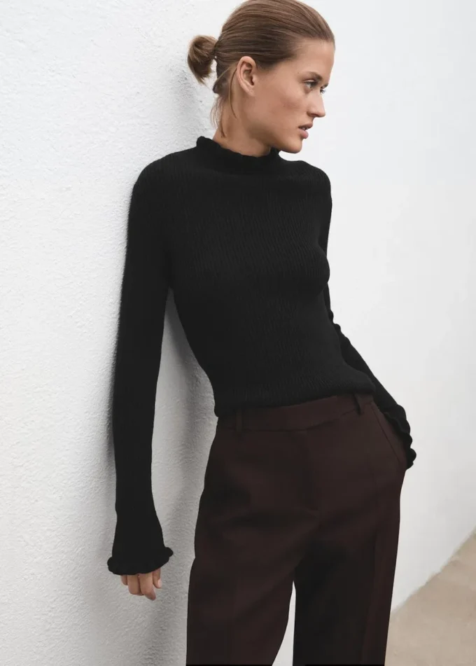 Gerippter Pullover mit gewellten Kanten