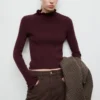 Gerippter Pullover mit gewellten Kanten Gerippter Pullover mit gewellten Kanten