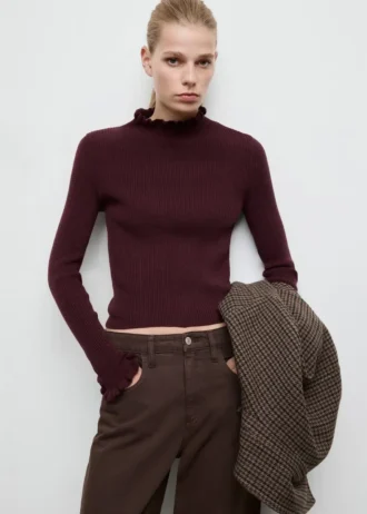 Gerippter Pullover mit gewellten Kanten
