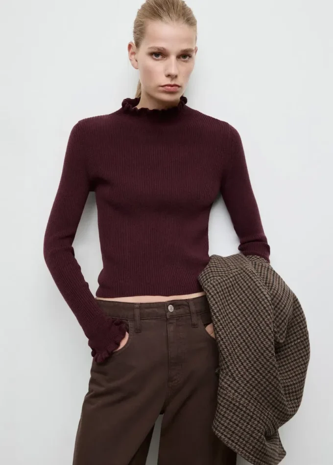 Gerippter Pullover mit gewellten Kanten Gerippter Pullover mit gewellten Kanten