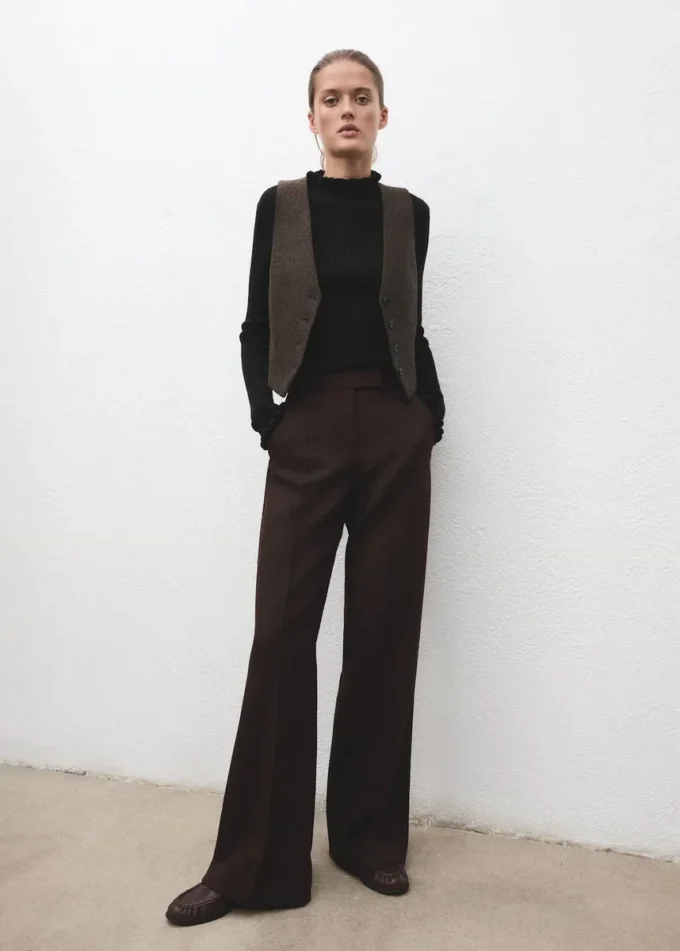 Gerippter Pullover mit gewellten Kanten